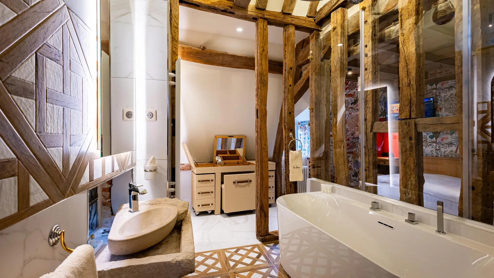 Salle de bain avec baignoire, lavabo, miroir et meuble de rangement, aux murs et plafond en bois apparent