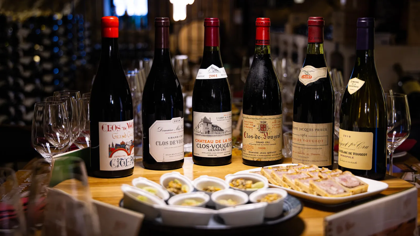 Bouteilles de vin et verres à vin sur une table avec des petits plats de nourriture